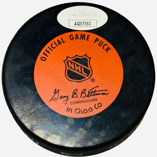 Bobby Hull Autographed Official Vintage Chicago Blackhawks Puck (JSA)