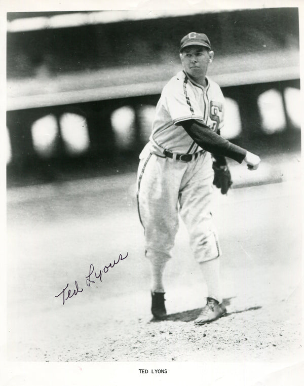 Ted Lyons Autographed 8x10 Baseball Photo